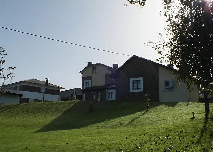 Puerta Del Castro * Coana