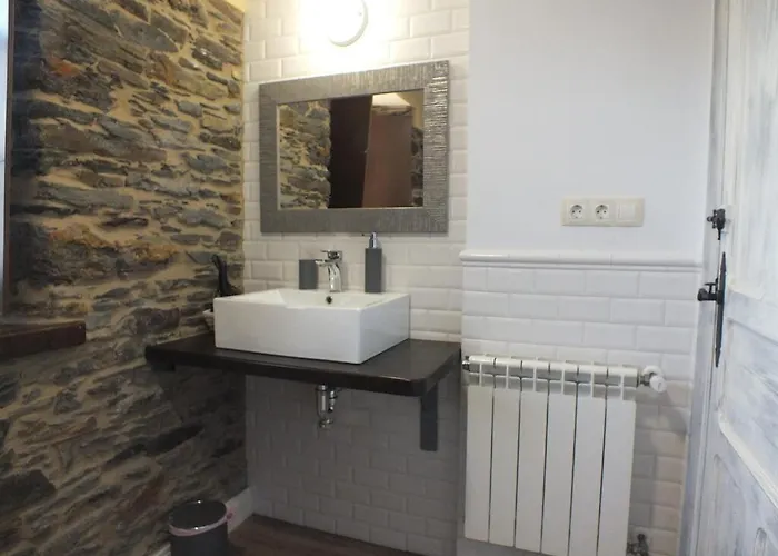 Puerta Del Castro * Coana